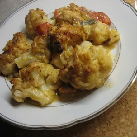 Überbackener Blumenkohl mit Zwiebel-Käse-Kruste