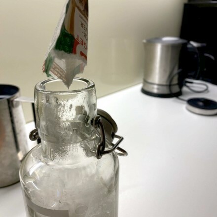 Vergilbte Glas-Trinkflaschen reinigen