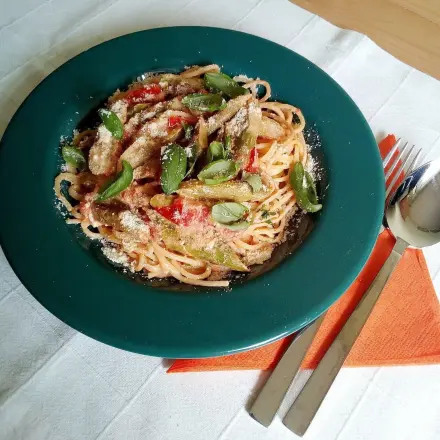 Spaghetti mit Spargel und Tomaten