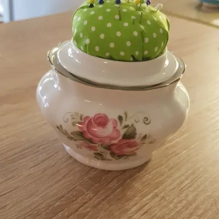 Nadelkissen in Keramikgefäß selbstgemacht