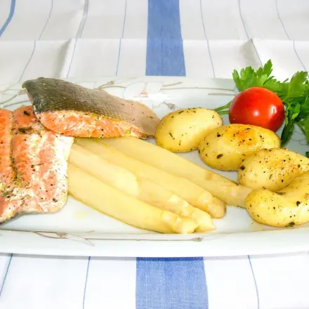 Wildlachs auf gebratenem Spargel