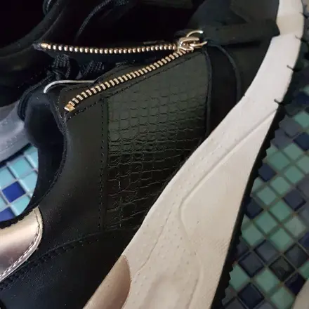 Sneakers: Weiße Sohlen reinigen