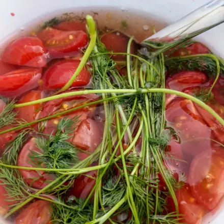 Eingelegte Tomaten mit Dill & Knoblauch