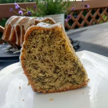 Gugelhupf mit Zitronenmelisse und Wein