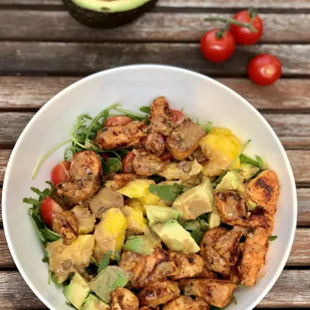 Sommerliche Salat Bowl mit Erdnuss-Dressing