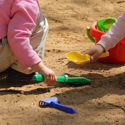 Sandflecken aus Kleidung entfernen