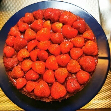 Schoko-Chili-Tortenboden mit Erdbeeren (vegan)