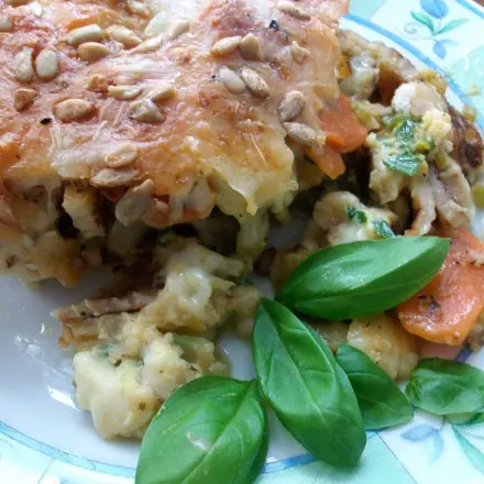 Gemüse-Pfannkuchenauflauf mit Käse überbacken