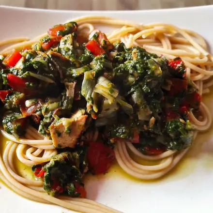 Spaghetti mit Gemüse und Feta
