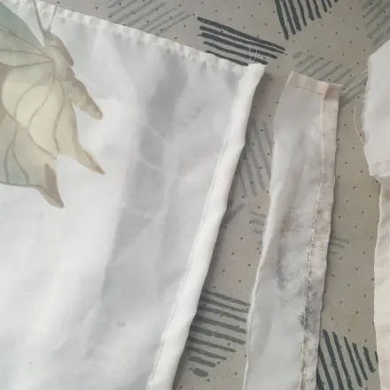 Duschvorhang mit Schimmel am Saum