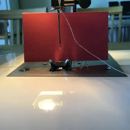 Nähmaschinennadel: Einfache Einfädelhilfe für das Nadelöhr