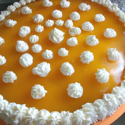 Mandarinensahne mit Keksboden und Mangospiegel