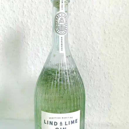 Einfachen Tafelessig mit Salatkräutern veredeln