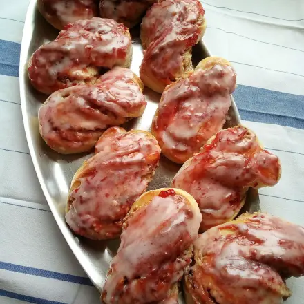 Hefeschleifen mit Mandel-Nuss-Füllung