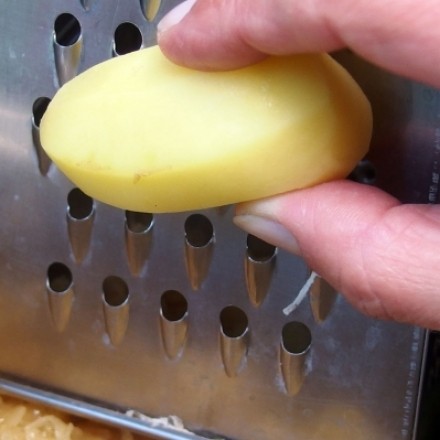 Sauerkraut mit einer Kartoffel schmackhaft machen