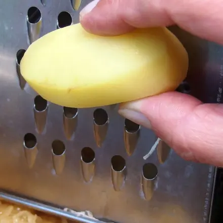 Sauerkraut mit einer Kartoffel schmackhaft machen