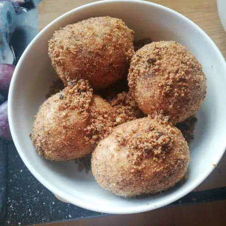 Zwetschgenknödel mit Hefeteig