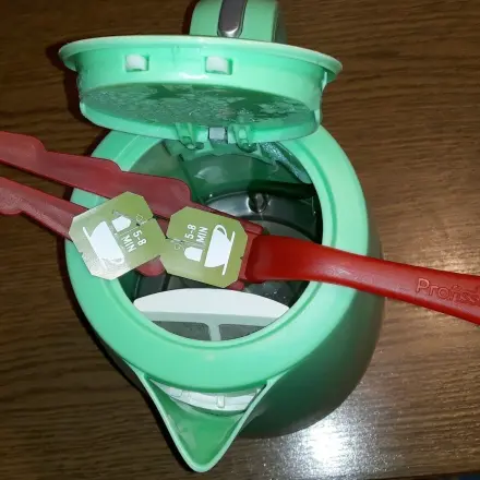 Tee kochen ohne Ärger - so fallen Teebeutel nicht in die Kanne