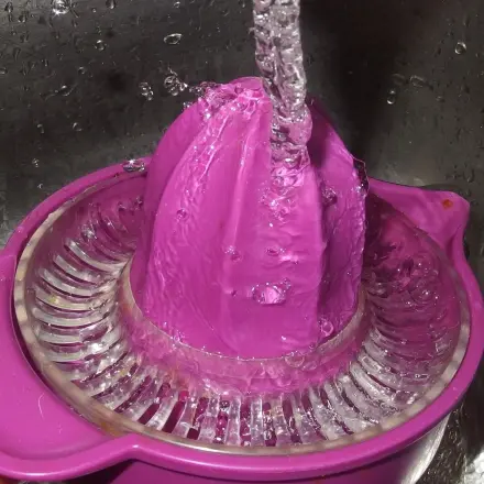 Leichtes Säubern der Zitronenpresse