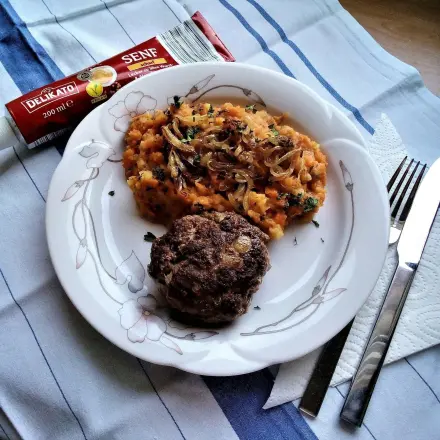 Möhren-Kartoffelstampf mit Fleischbeilage