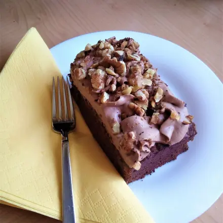 Brownies mit Schokosahne und Walnüssen