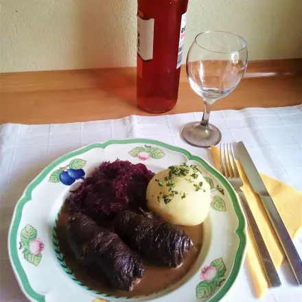 Hirschrouladen mit Steinpilzfüllung