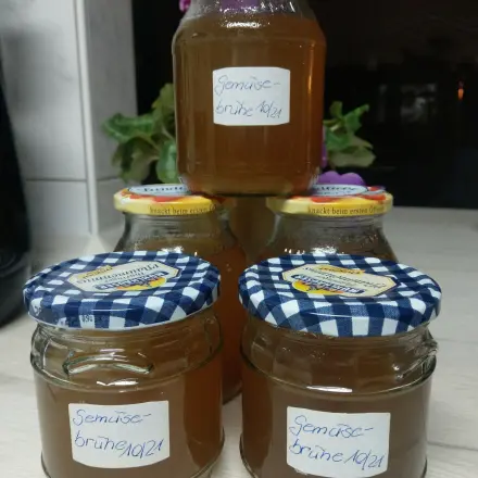 Gemüsebrühe auf Vorrat (Resteverwertung)