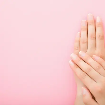 Auftragen von Nagellack bei kurzen Fingernägeln mit Lackierhilfe