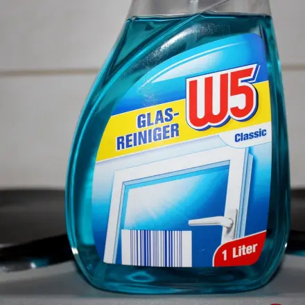 Dunstabzugshaube mit Glasreiniger säubern