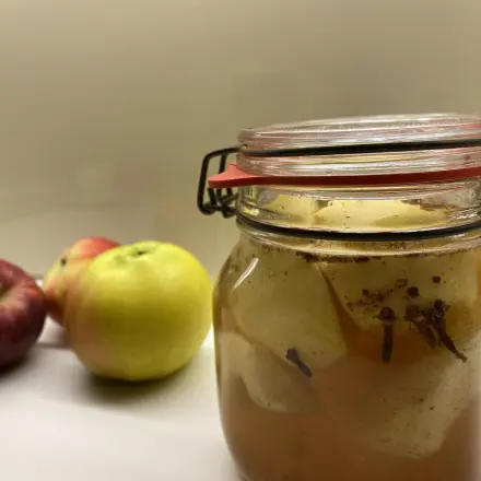 Geschmackvolles & lang haltbares Apfelkompott aus dem Ofen