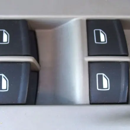 Elektrischer Fensterheber Schrott und Scheibe in der Tür