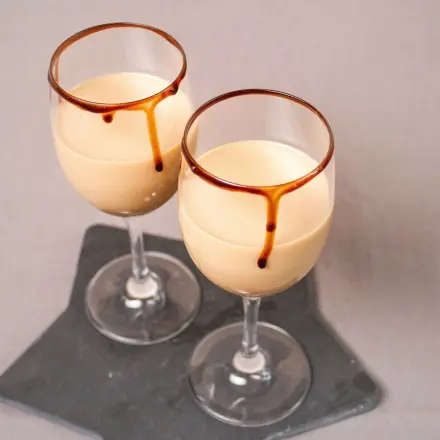Cocktail mit Baileys und Amaretto