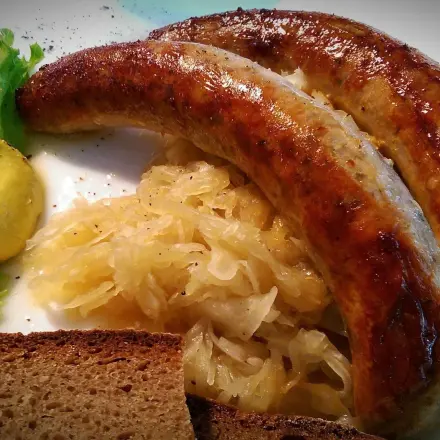 Bratwurst aus Kartoffeln und Trockenwurst herstellen