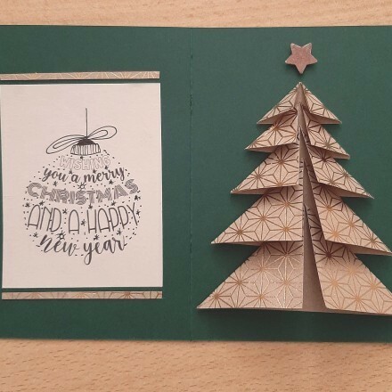 Weihnachtskarte mit gefaltetem Tannenbaum