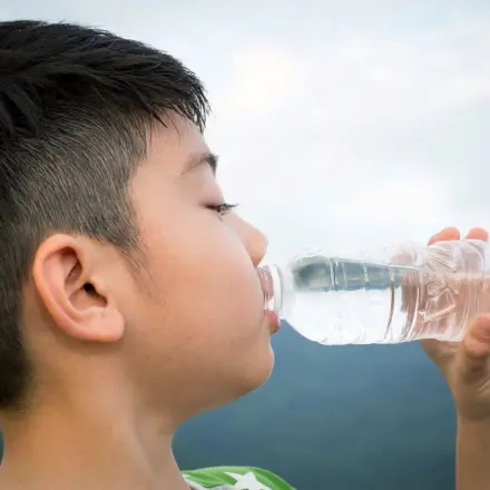 Warum haben PET-Flaschen Kerben im Boden?