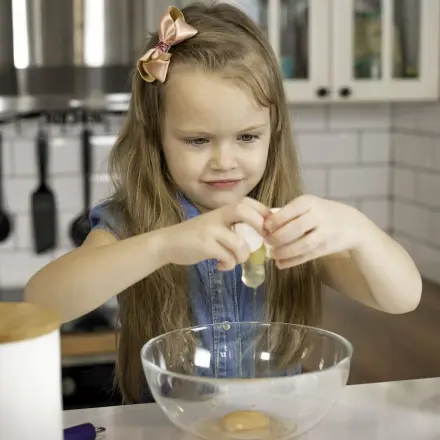 Warum färbt Salz rohes Rührei dunkel?
