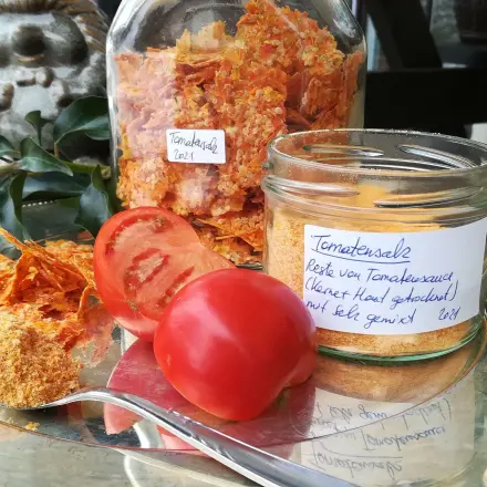 Tomatensalz aus Resten von Tomatensoße herstellen