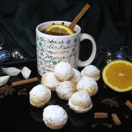 Frischkäse-Schneebällchen und Granatapfel-Punsch