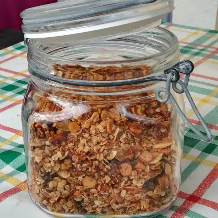 Knuspriges Granola-Nuss-Müsli selber machen