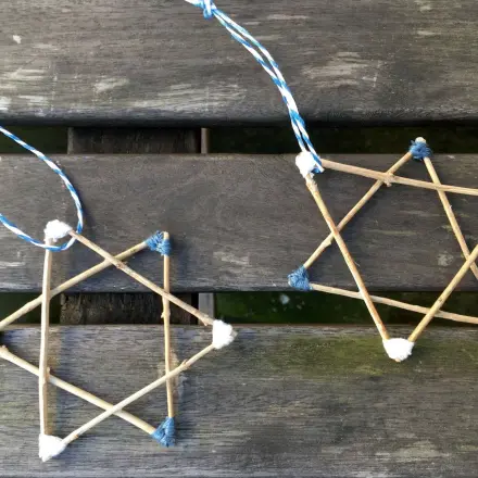 Weihnachtssterne-Anhänger basteln: DIY aus feinen Zweigen