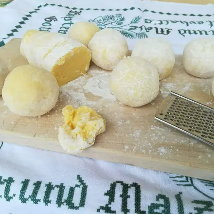 Kartoffelteig für Klöße aus kalten Kartoffeln herstellen