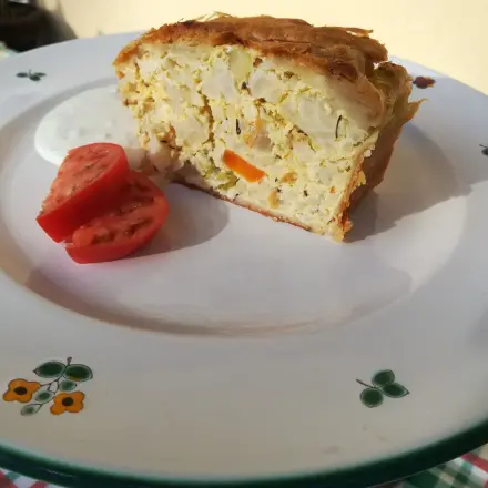 Herzhafter Blumenkohlstrudel aus Blätterteig mit Knoblauch-Dip