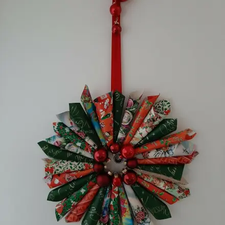 Weihnachtskranz aus Papierrollen und Tannenbaumkugeln