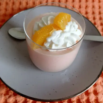 Orangencreme mit frischen Orangen