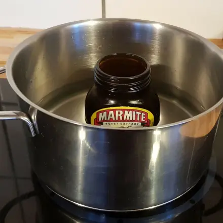 Marmite-Brotaufstrich wird wieder weich und streichfähig
