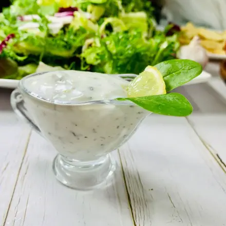 Selbst gemachtes Joghurtdressing für den Salat