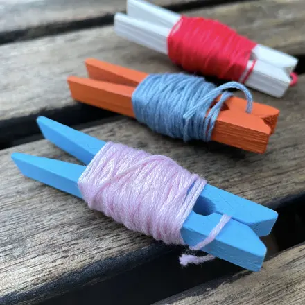 Stickgarn ordentlich aufbewahren mit Wäscheklammern