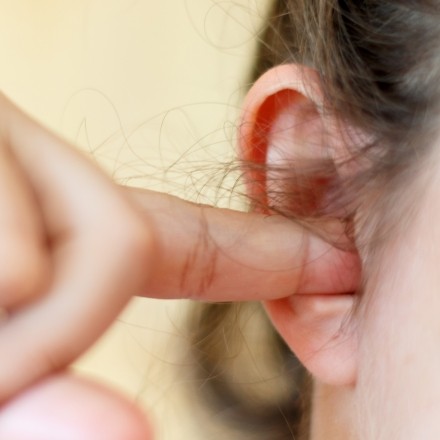 Finger in den Ohren: Der Schluckauf verschwindet sofort