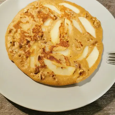 Pfannkuchen mit Dinkelmehl, Apfel und Walnuss