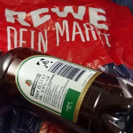 Pfandflaschen in passende Discounter-Tüten sortieren